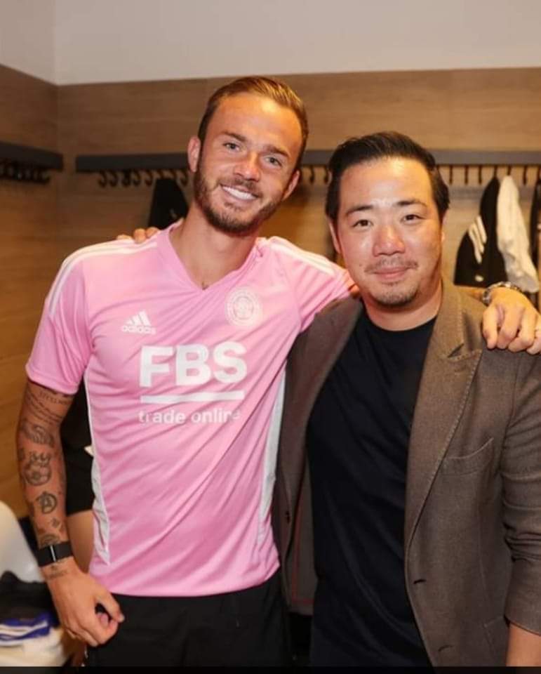Smiles from the 2022/23 Premier League Player of the Season and his mate/boss.... 💙🦊 #soproud <a href="/LCFC/">Leicester City</a> <a href="/Madders10/">James Maddison</a>