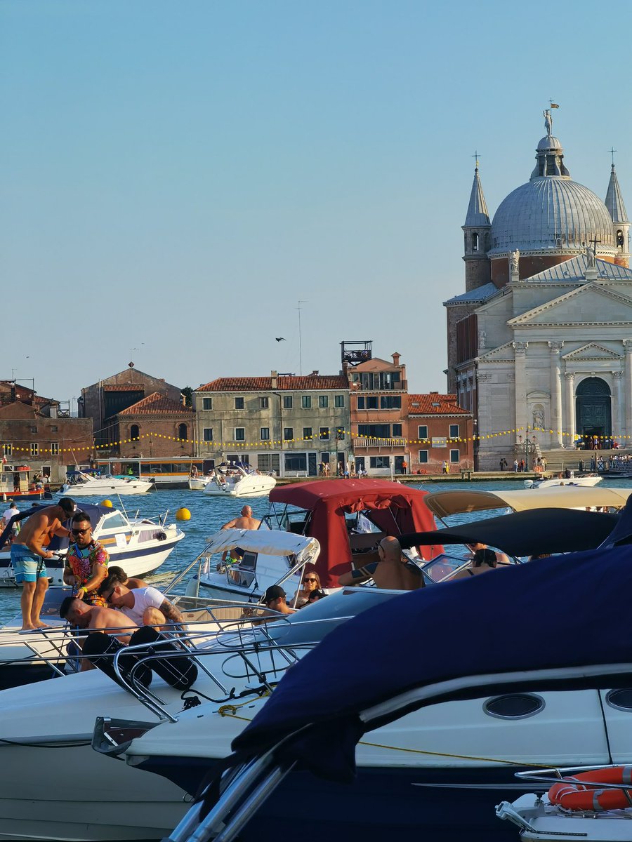 veneziaunica's tweet image. Dal Canale della Giudecca al Bacino di San Marco inizia a riempirsi di barche! 

Tutti in attesa dello spettacolo pirotecnico a cura di @ParenteFirework 🎆

Mancano poche ore al #RedentoreVenezia2022 ❤️