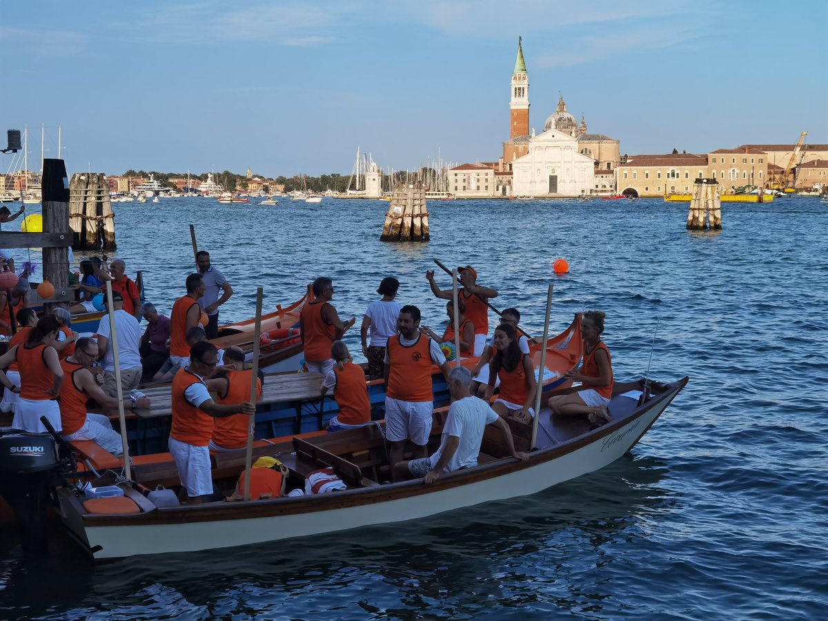 veneziaunica's tweet image. Dal Canale della Giudecca al Bacino di San Marco inizia a riempirsi di barche! 

Tutti in attesa dello spettacolo pirotecnico a cura di @ParenteFirework 🎆

Mancano poche ore al #RedentoreVenezia2022 ❤️