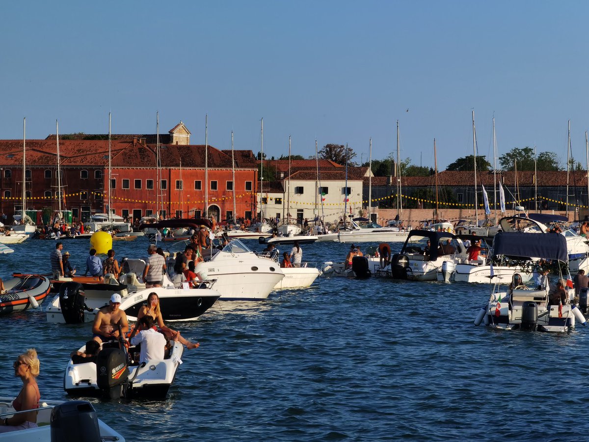veneziaunica's tweet image. Dal Canale della Giudecca al Bacino di San Marco inizia a riempirsi di barche! 

Tutti in attesa dello spettacolo pirotecnico a cura di @ParenteFirework 🎆

Mancano poche ore al #RedentoreVenezia2022 ❤️