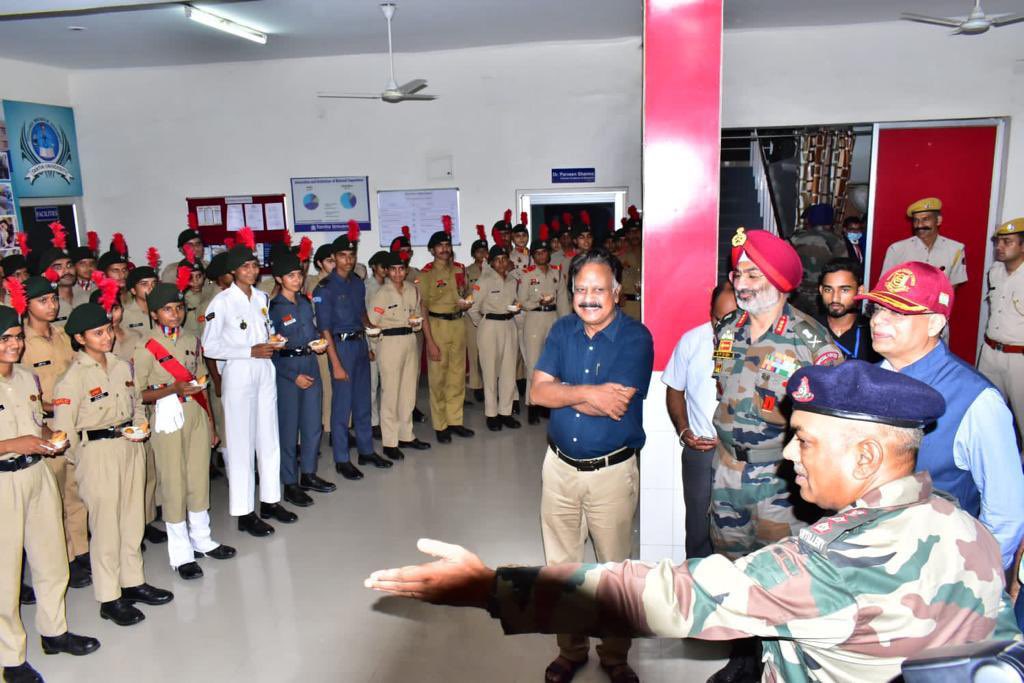 NCCDteRajasthan's tweet photo. @PRODefRjsthn @IaSouthern @drajaykumar_ias @HQ_DG_NCC @SpokespersonMoD DEFENCE SECRETARY and DGNCC accompanied by DDG RAJ NCC dte ,vis 15 RAJ NCC bn institutions , at Sri Ganganagar, overseeing  Govt’s Border area expansion initiatives .Def secy applauds cdts Trg efforts https://t.co/JGXvnYpaN2