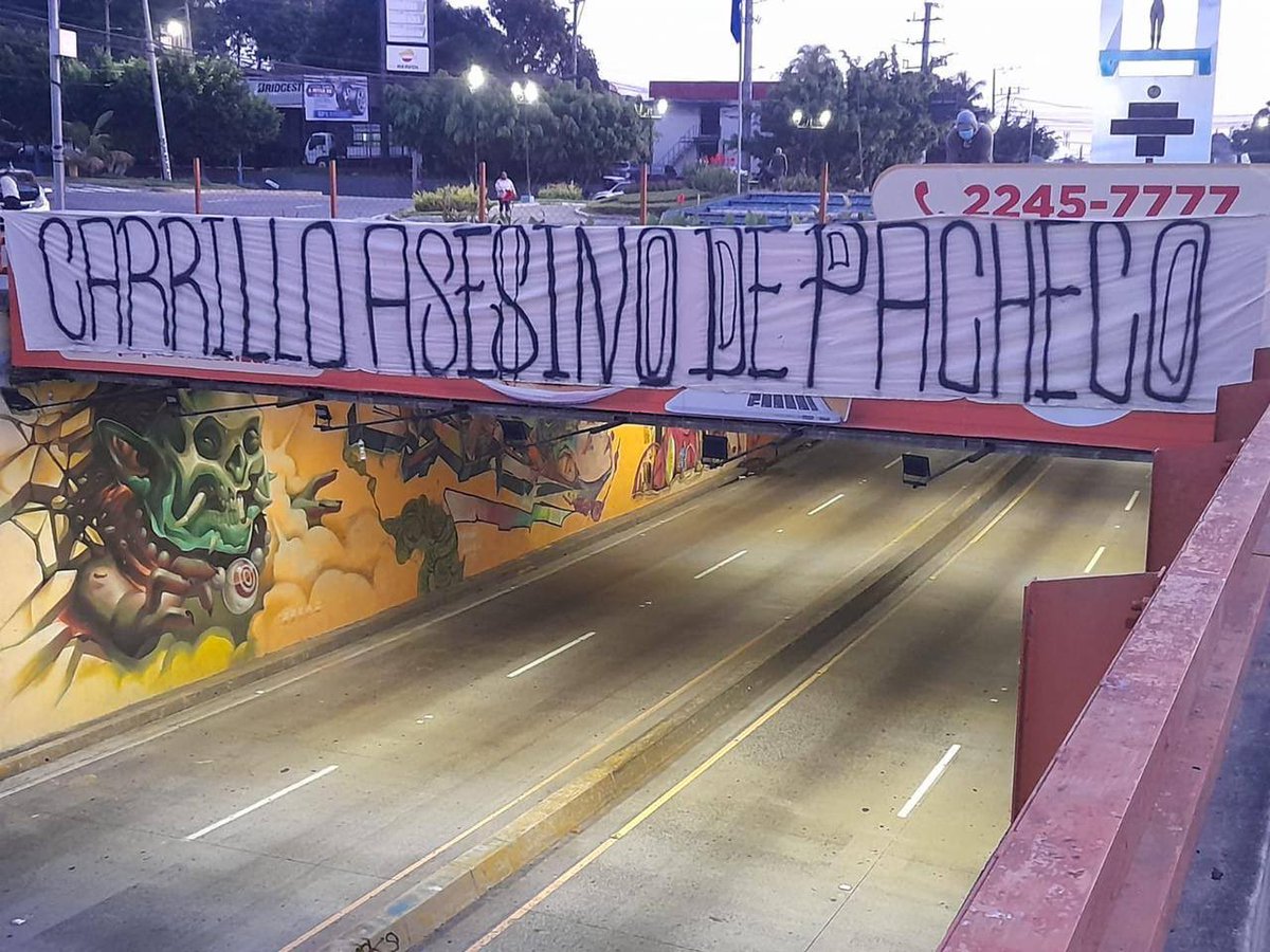 LaCapitalNews's tweet photo. #LoMásVisto | Aficionados salvadoreños del fútbol nacional, colocan pancartas en distintas partes del país, con un mensaje directo a la @fesfut_sv y a su presidente #HugoCarrillo. https://t.co/COJmkqi4NJ