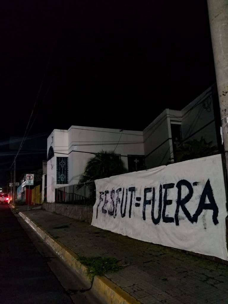 LaCapitalNews's tweet photo. #LoMásVisto | Aficionados salvadoreños del fútbol nacional, colocan pancartas en distintas partes del país, con un mensaje directo a la @fesfut_sv y a su presidente #HugoCarrillo. https://t.co/COJmkqi4NJ