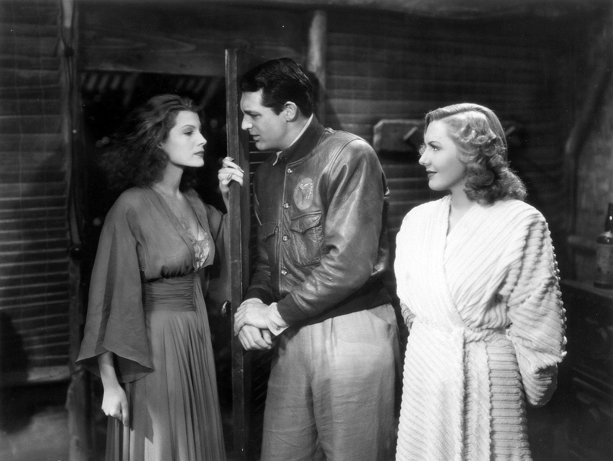 Los villanos del cine tienen más clase que los de la vida real. A los primeros los embellece la frase ingeniosa y la sonrisa dentífrica. A los segundos los afea la mentira pusilánime y la mirada huidiza.