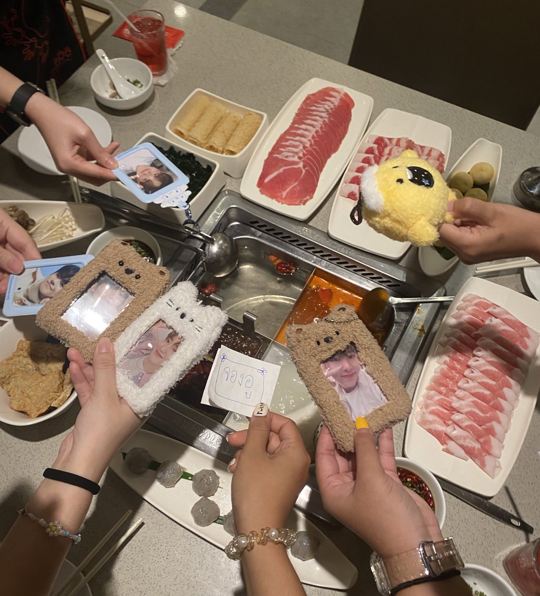 peachzze's tweet photo. เมื่อไปกินข้าวกับเพื่อนแต่ลืมเอาการ์ดเมนไป https://t.co/1pQRguhbv3