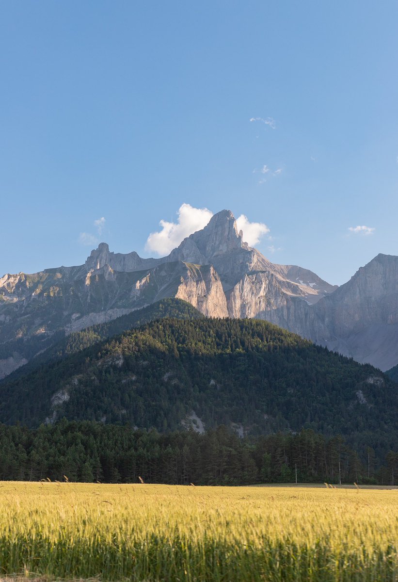 itinera_magica's tweet image. Beauté de l’Obiou, point culminant du #Dévoluy, à cheval entre #Isère, #HautesAlpes et #Drôme - massif calcaire aux quatre géants sculptés par l’érosion, « île dans le ciel » empreinte de poésie et de mystères géologiques. #MagnifiqueFrance