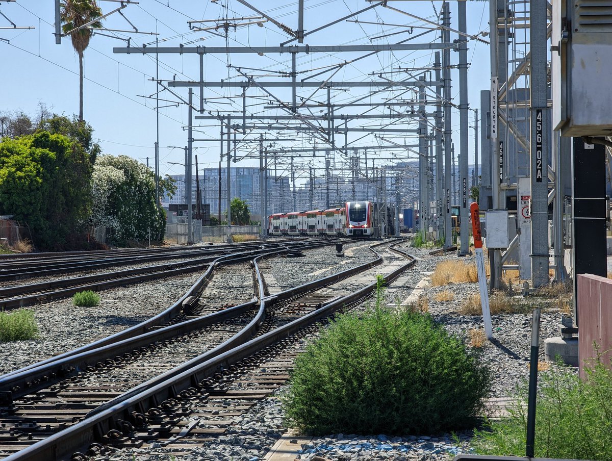 railheaven's tweet photo. More #caltrain #emus at College Park #calmod #trains https://t.co/WZJTdCe6aZ