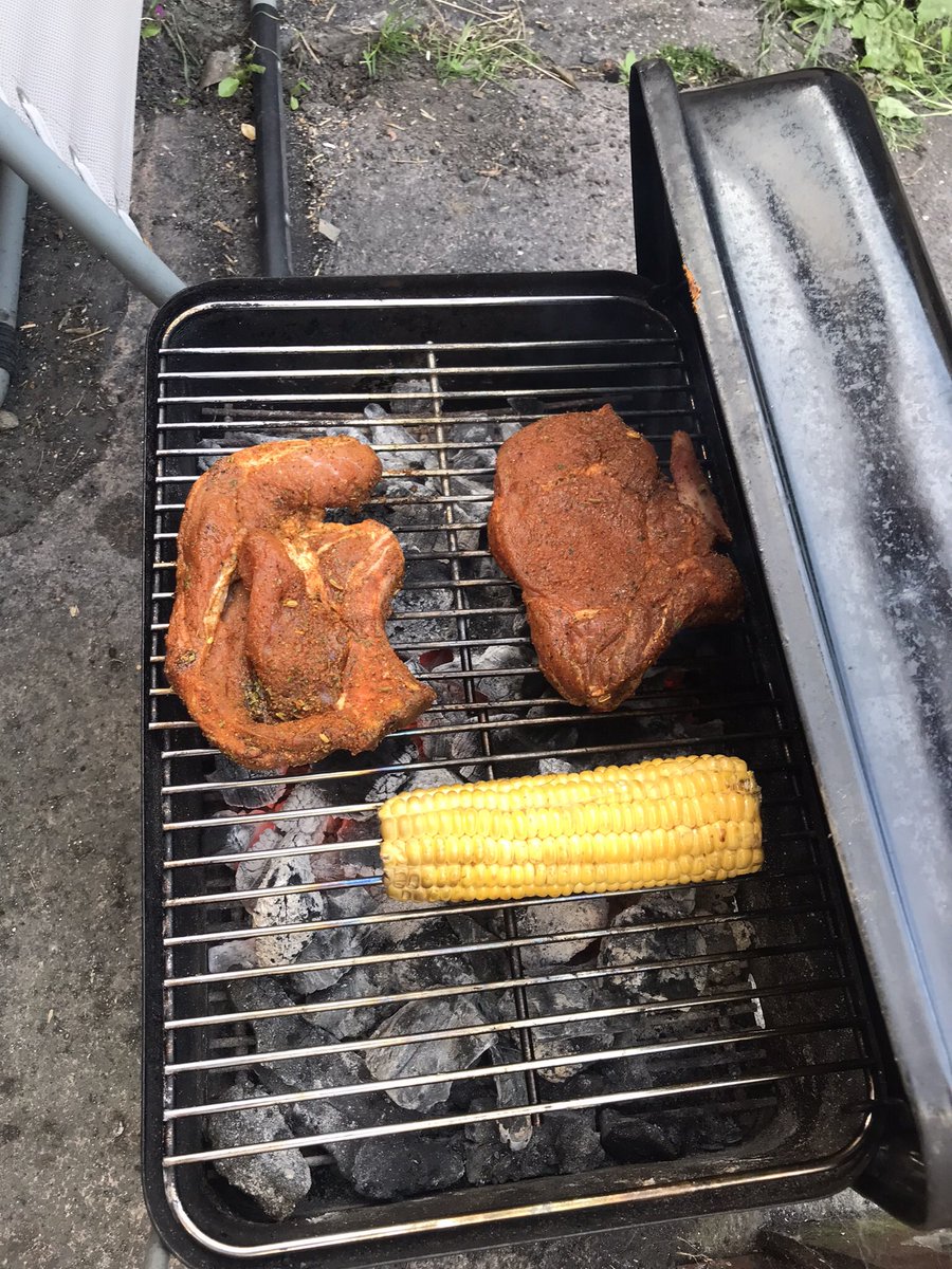 tantrictrevbbq's tweet photo. I’m home and a quick bbq to cheer me up. Shawarma pork chops, sweet corn and a salad with grapes,baby gem, home grown cucumber,red onion and balsamic vinegar. #shawarma #porkchops #weberGA #quickbbq #BBQ https://t.co/bpCPMOGQTu