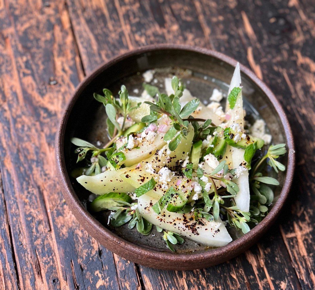 SuzanneGoin's tweet photo. weiser melon, cucumber, feta, purslane &amp; urfa #aoc #aocbrentwood #aocla #cheflife🔪🔪  @aocla https://t.co/7D8NnOarKh https://t.co/ttxNhJo8Wr
