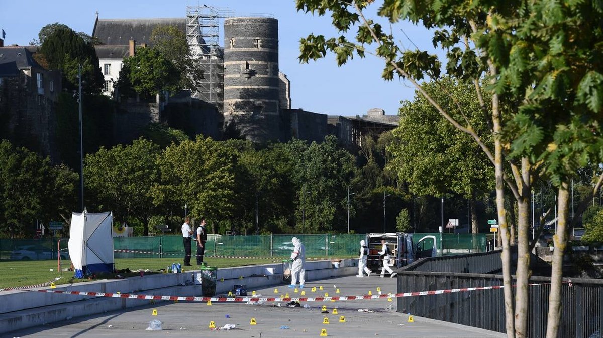 F_Desouche's tweet photo. Angers : Trois personnes, dont un mineur de 16 ans, tuées à l'arme blanche par un "réfugié politique" soudanais, déjà connu de la police (MàJ)
https://t.co/kSCsfAC8hM https://t.co/kHO8Qk6Vxz