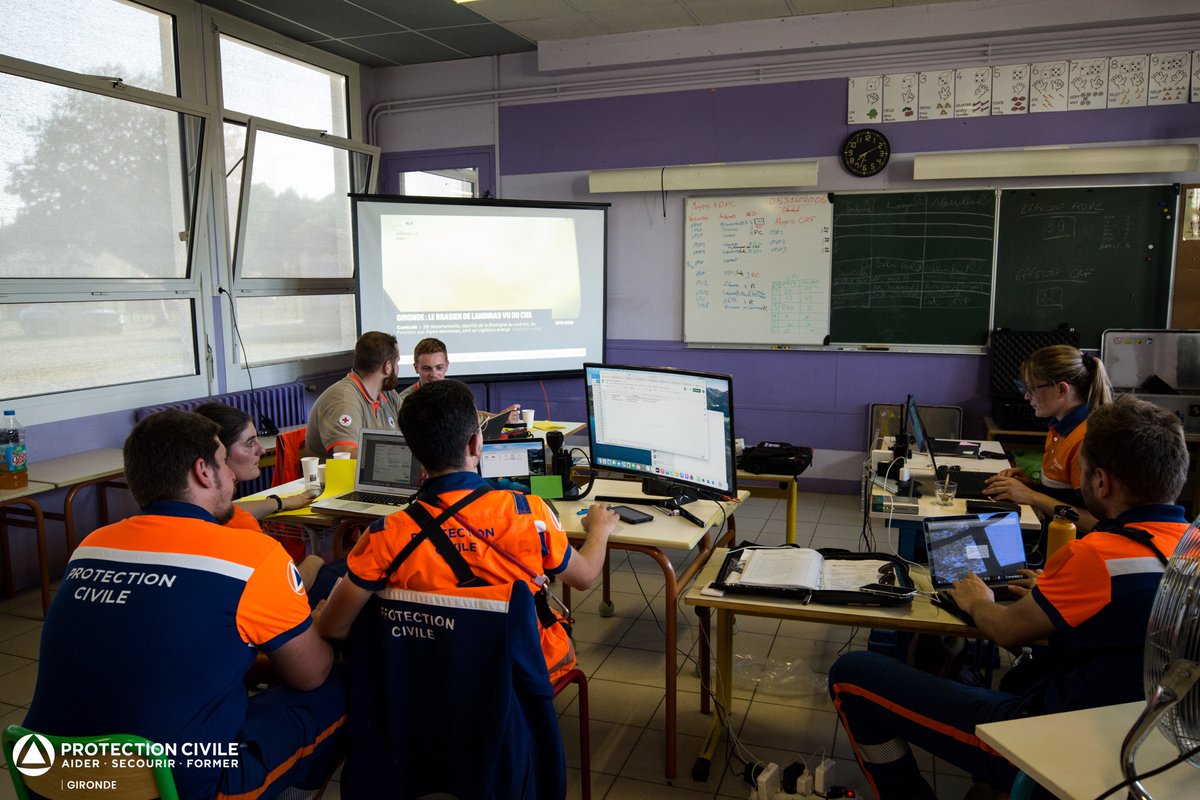 Protec33's tweet photo. #FeudeForet ⎥🔥
Au PCO, l'ensemble des moyens de la #ProtectionCivile33 sont coordonnés.   

Transports sanitaires, gestion des évacuations, accueil des impliqués ... Tout est mis en oeuvre pour #aider les sinistrés du secteur de #Landiras. 

@PrefAquitaine33 https://t.co/yFpM63yQkx