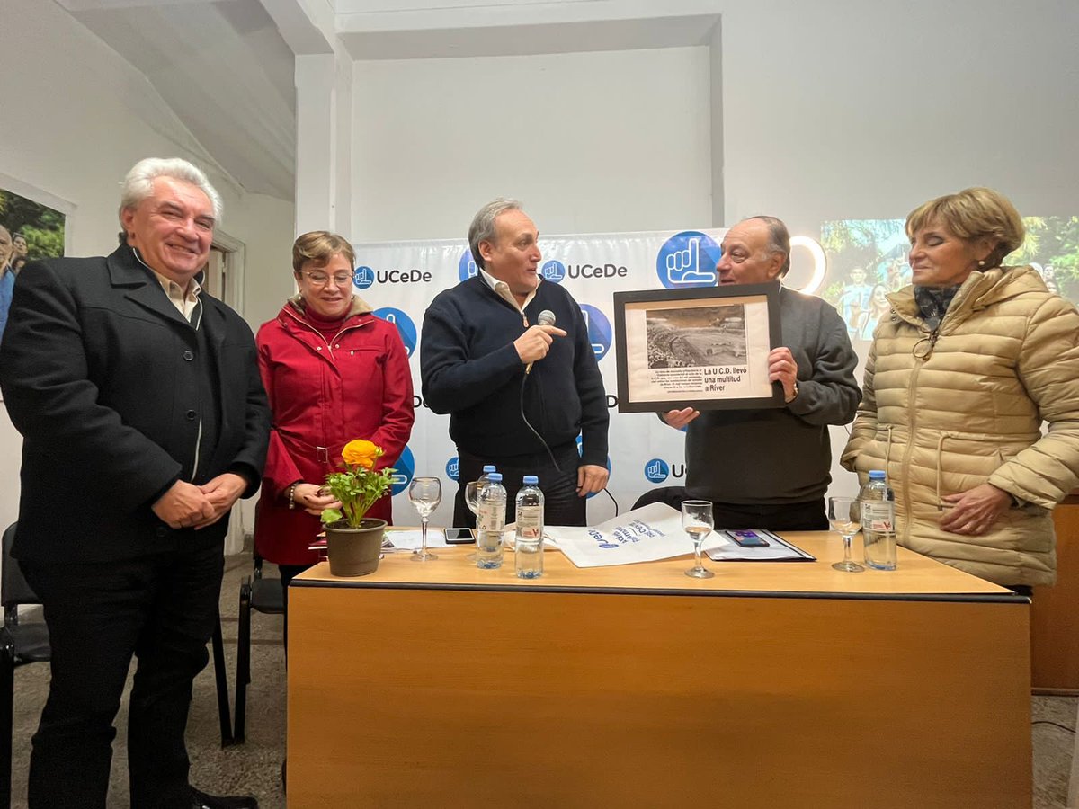 ucedeargentina's tweet photo. Gran conferencia de @RCachanosky en la sede de la UCEDE, junto a los partidos que componen Demócratas en Acción, Mónica Alonso por el PD de Capital, @jorgegiorno por el Partido de las Ciudades, Alejandra Muchart por el Partido Demócrata Cristiano y el Anfitrión @agpassamonti https://t.co/Qq4KrqE5yO