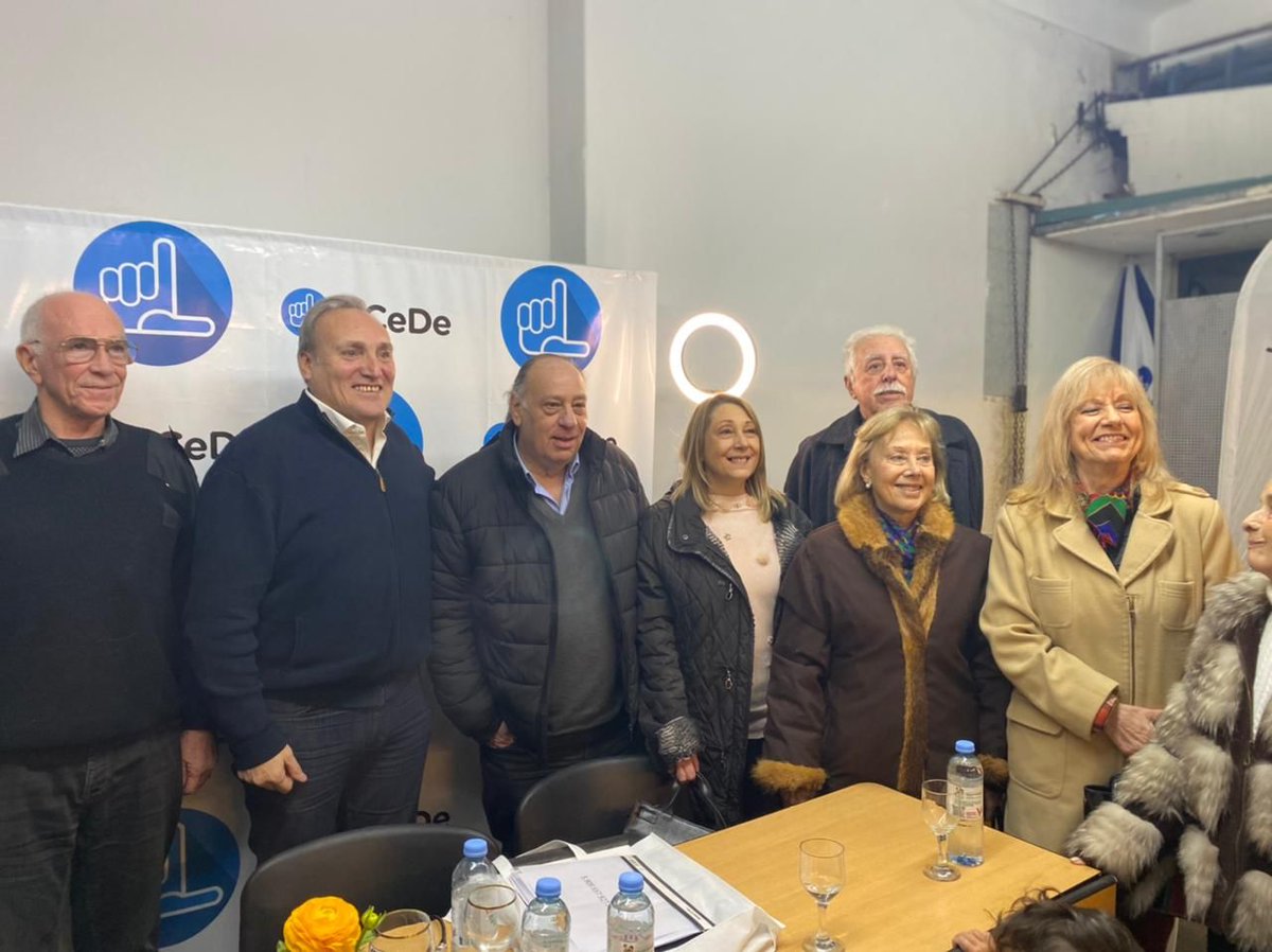 ucedeargentina's tweet photo. Gran conferencia de @RCachanosky en la sede de la UCEDE, junto a los partidos que componen Demócratas en Acción, Mónica Alonso por el PD de Capital, @jorgegiorno por el Partido de las Ciudades, Alejandra Muchart por el Partido Demócrata Cristiano y el Anfitrión @agpassamonti https://t.co/Qq4KrqE5yO