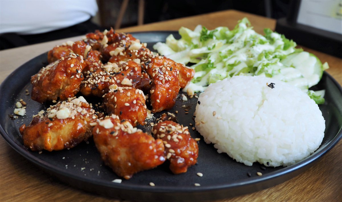KoMESuomi's tweet photo. Toimittajamme testasivat Helsingissä sijaitsevan ravintola Mannan #kchicken- ja #tofubibimbap-annoksia 😋
🍲 Lue arvostelu: https://t.co/g0csFMwTta
📷 Julia Valtonen https://t.co/WjsCJB5XLh