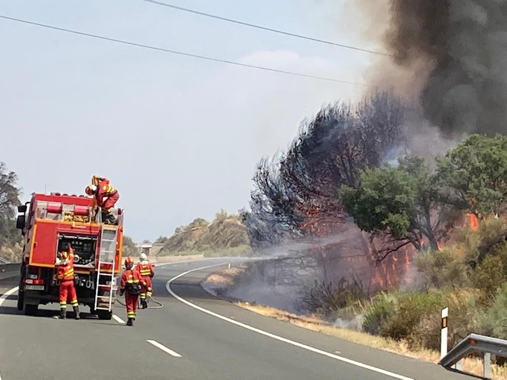 UMEgob's tweet photo. Hoy los compañeros desplegados en el #IFCasasDeMiravete se han empleado a fondo💪 ante los reencendios que se producían en su sector, que atajaron con ataques directos con apoyo de autobombas 🚒 https://t.co/ujoU4Rh0IE