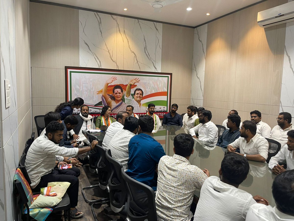 VenkatBalmoor's tweet photo. Many thanks to @INCTelangana incharge Shri @manickamtagore ji,PCC @revanth_anumula ji, @drjgeetareddy ji,@NsBoseraju ji &amp; @MYaskhi ji for spending ur valuable time with @TSNSUI team &amp; hearing us out and for providing your valuable insights to further the movement of students(1/n) https://t.co/Va2jWqMPXl