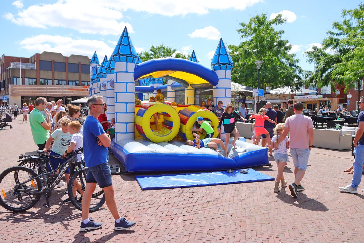 Zaterdag 16 juli werd het speciaal voor de kinderen een dag vol plezier in centrum van #Rijssen. Door het hele centrum stonden springkussens opgesteld waar kinderen de hele dag gratis konden springen. Fotoreportage van het festijn die je kunt bekijken op fotorijssen.nl