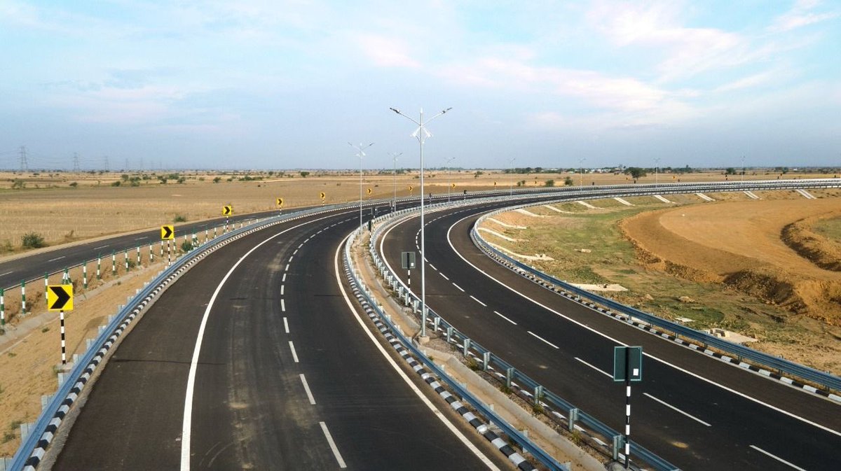 sanghaviharsh's tweet photo. Is it U.S.A?
Is it Europe?

No ! !

This is new INDIA ! Incredible INDIA !

This is an all-new Bundelkhand expressway in UP. https://t.co/aAL511PQsO