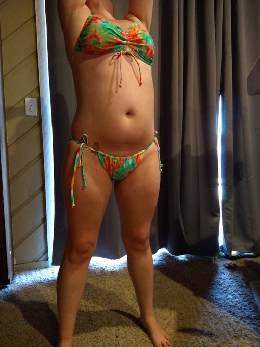 Y'all like my new swim suit? https://t.co/WRYgUDEgEg