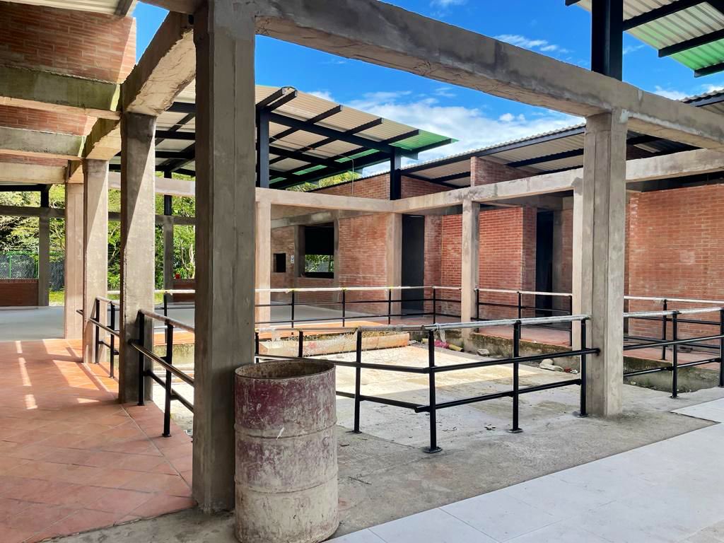 JuanGZuluaga's tweet photo. Nuevo Centro Vida. En Cubarral, en 75% es el avance de obra. Cumpliendo con normas, aquí atenderemos a nuestros adultos mayores de manera integral, con amor y gratitud, como lo merecen y necesitan. Además, con este proyecto estamos dinamizando economía con 25 empleos directos. https://t.co/giFCeiulXR