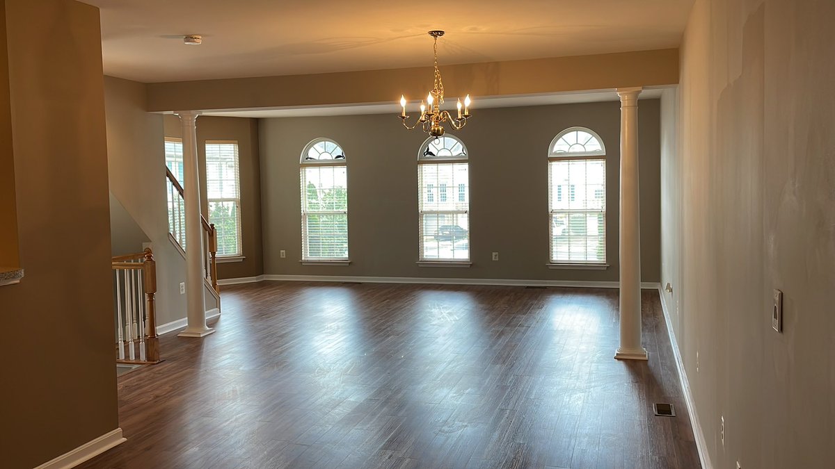 RobSalesDMV's tweet image. Another amazing home. Open House today until 3:30
15776 Nimes Ct Woodbridge VA 
3br/2.5ba
Updates and amenities throughout the home!