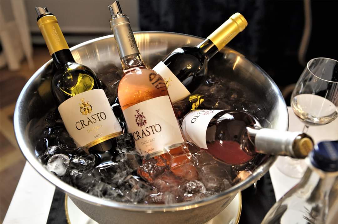 Crasto White and Crasto Rosé, your partners to refresh this summer. ☀️🍷💦 👉🏻 Be sure to look for your favourite #wine in your usual #restaurant or #wineshop. 🍷
#CrastoWhite #CrastoRose #Rosé #Douro #Portugal #Wein #Weine #Vin #Vins #Vino #ワイン #와인 #Viini #WinesofPortugal