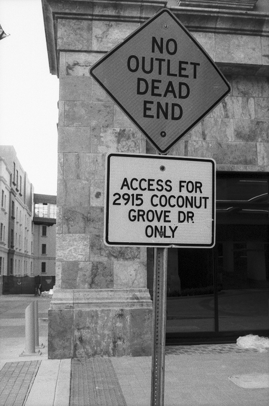 ownzee's tweet photo. Treasures upon earth - #kodakfilm #trix400 #nikonf6 #analog #theplazacoralgables https://t.co/oc9FvgVMrj https://t.co/ywiMCdme82