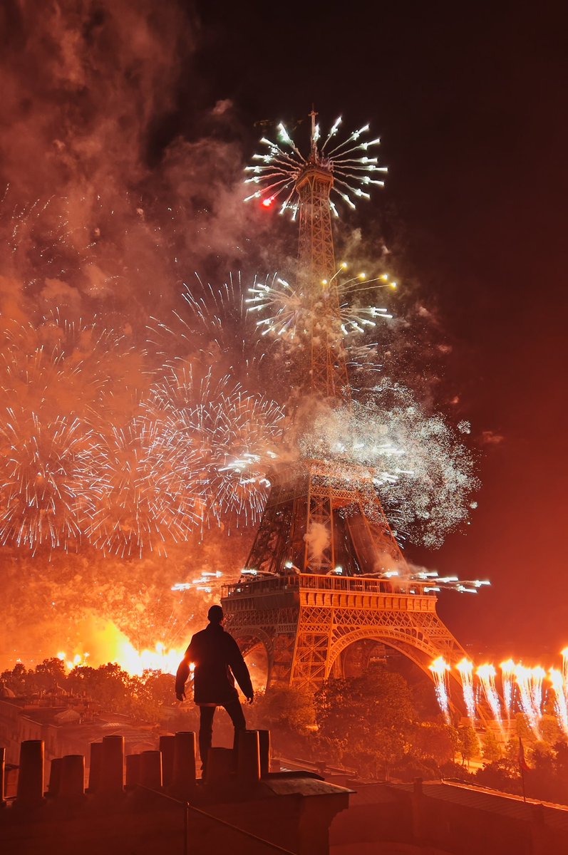 Raskalov's tweet photo. No filters, no edit. 
Shoot by iPhone on the Bastille Day in Paris. https://t.co/jaSRdCCd5d