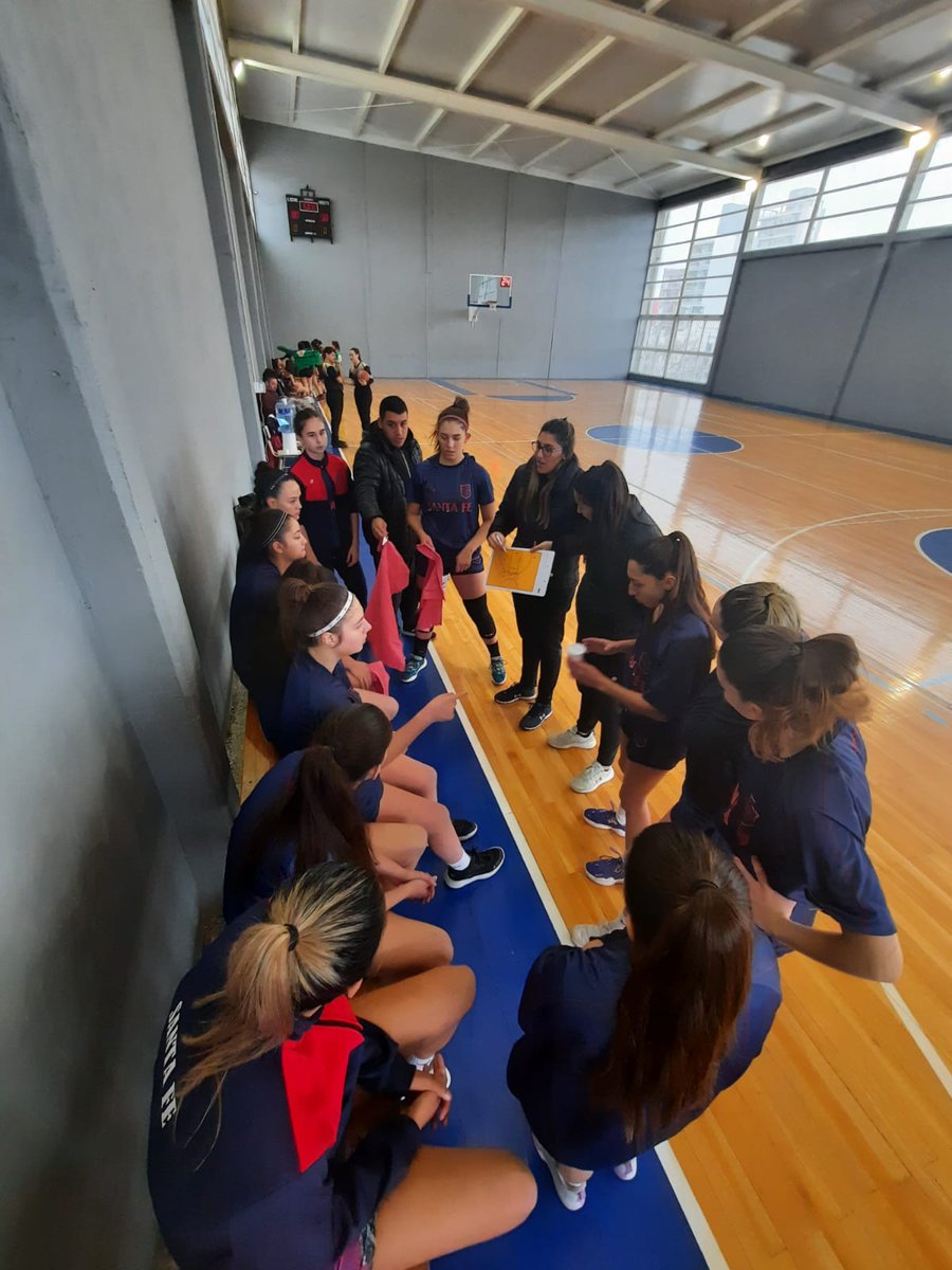 Leonardsilvano's tweet photo. Basquet formativo, 70 puntos de diferencia. No aprenden ni las que ganan ni las que pierden 
Santa Fe U17 femenino superó a Centenario de Gálvez por 70 a 0 y sigue invicto en el Basketland. https://t.co/EvE6DIcUB1
