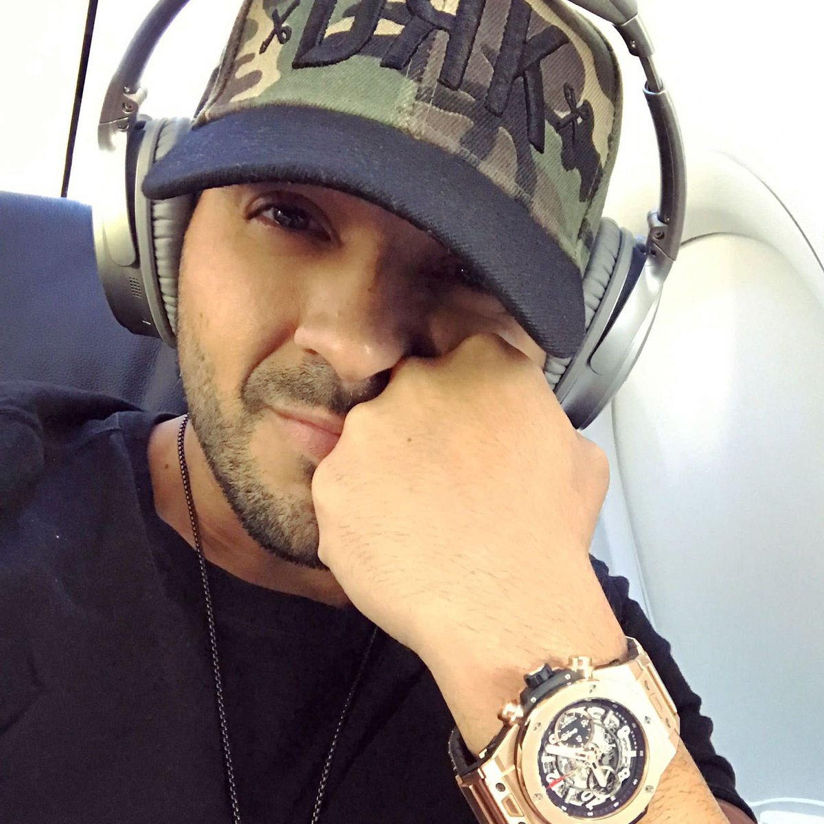 Vuelo larrrrrgo, cara de almohada 😴, pero por dentro emocionado con lo que pasará esta noche. 🤫