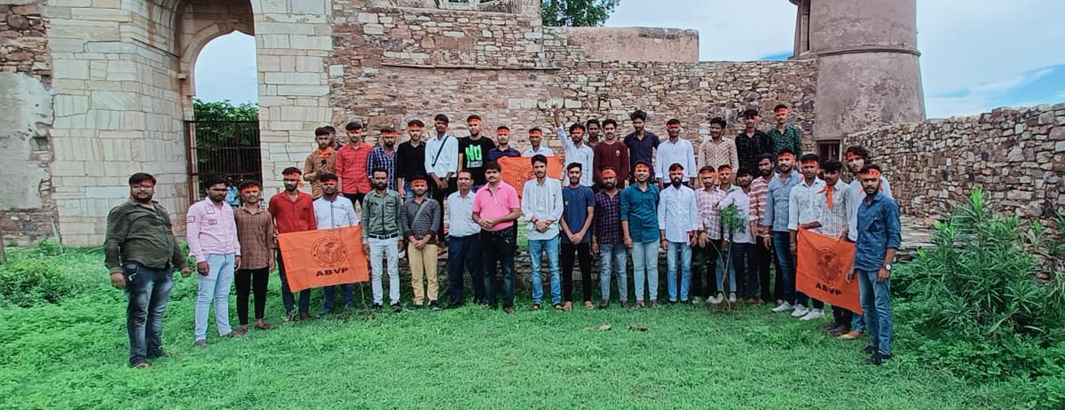 abvpchittorr's tweet photo. ABVP के sfd प्रकल्प द्वारा 'वृक्षमित्र अभियान' के तहत चित्तौड़ दुर्ग पर जिला बैठक आयोजित की। जिले में 10 हजार वृक्ष लगाने का संकल्प लिया व दुर्ग पर 5 वृक्ष लगाकर अभियान शुरू किया
#वृक्षमित्र  
@ABVPVoice @abvpchittor
@iAjayThakur @harish_sharma1 
@VirendraSinghHV @aloksin67327748 https://t.co/gtObpIj3b2