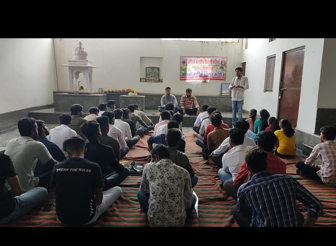 abvpchittorr's tweet photo. ABVP के sfd प्रकल्प द्वारा 'वृक्षमित्र अभियान' के तहत चित्तौड़ दुर्ग पर जिला बैठक आयोजित की। जिले में 10 हजार वृक्ष लगाने का संकल्प लिया व दुर्ग पर 5 वृक्ष लगाकर अभियान शुरू किया
#वृक्षमित्र  
@ABVPVoice @abvpchittor
@iAjayThakur @harish_sharma1 
@VirendraSinghHV @aloksin67327748 https://t.co/gtObpIj3b2