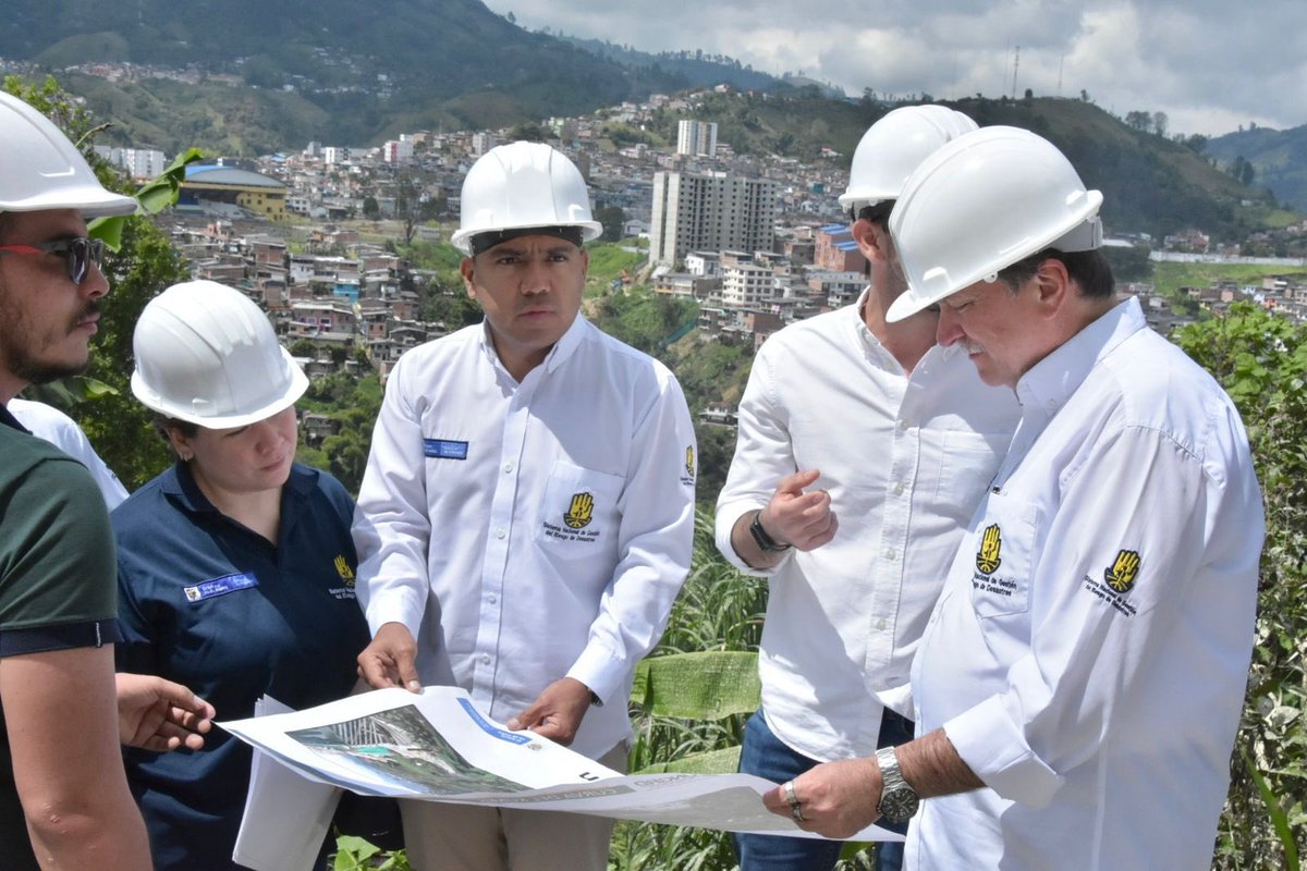 VelandiaGuille's tweet photo. Acá estamos desde Manizales cumpliéndole a Colombia con #Trabajo24siete 👷🏽. Si se trata de llevar bienestar y desarrollo a las familias no hay descanso!! https://t.co/7m4wWnM0EK