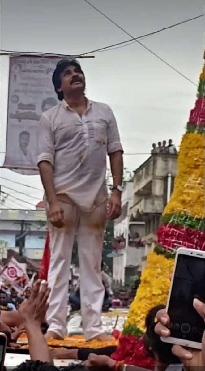 AyanPawanist_'s tweet photo. నువ్వు అనుకుంటే సినిమా ఫీల్డ్లో చక్రవర్తిగా ఇంకో 25ఇయర్స్ అలానే ఉంటావు..

అన్ని వదిలేసుకుని ఎందుకు అన్న మా లాంటి ప్రజల కోసం ఇలా 😭😭😭

I'm Sorry Anna @PawanKalyan మీ లాంటి వాడిని గెలిపించుకోలేపోయాము.

#Janasena #PawanKalyan https://t.co/EwadDd1bK8