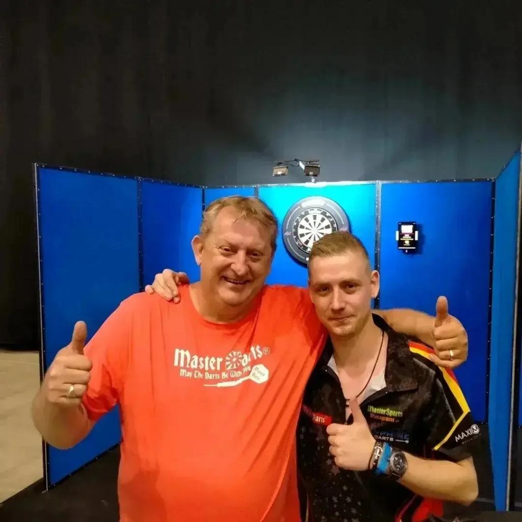 MasterSportsGr's tweet photo. ❤️😘❤️😘🎯🎯🏆🏆🏆👊👊👊

Winner is Kenny Neyens 😘

#mastersportsmanagement 
#maximondo 
#MasterDarts 
#Master 
#MasterSportsGroup 
#dartsfamily 
#pdcdarts https://t.co/SFSIoP6AnF