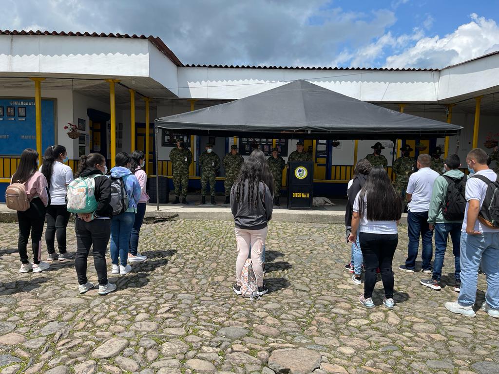 Ejercito_Div5's tweet photo. #AEstaHora en el #Biter8 compartimos con jóvenes del colegio Santa Teresita de San José #Caldas, quienes junto a sus padres, docentes e @ICBFColombia participan de la campaña #ConoceTuPatria, para fortalecer conocimientos sobre las Fuerzas Militares e historia.
#OctavaBrigada https://t.co/LnYYem2aP0