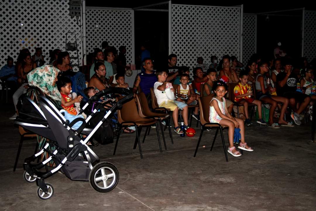 CoopdeCap's tweet image. Anoche, "Del Revés" deleitó a los más pekes.Aunke es una película para todos los públicos,los adultos cedieron los asientos preferentes al público infantil,todo un detalle que hizo que disfrutaran entusiasmados la proyección. 1 noche especial y  un público especial y maravilloso!