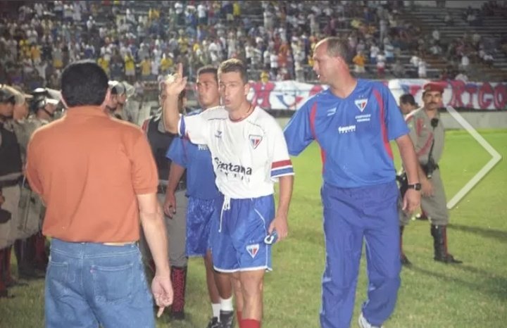 GiorasXerez's tweet photo. #TBT2000 Há exatos 22 anos o Fortaleza quebrava um tabu de 8 anos e conquistava o Cearense de 2000. Vovô favorito! Icatu Empresa. Tricolor com "Banco do Torcedor" do Sílvio Carlos. Quem lembra? https://t.co/GjnSiVkvPJ