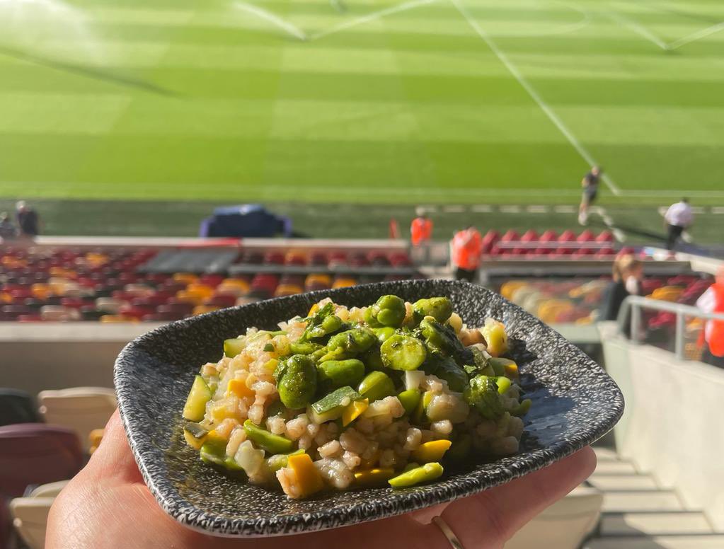 Cookin’ at the Euros ptII: Lulu Cox’s scrummy broad bean &amp; courgette spelt risotto - my how footie food has changed!! 🤣 #lulucox #womeninfood #womenseuro2022 #compass