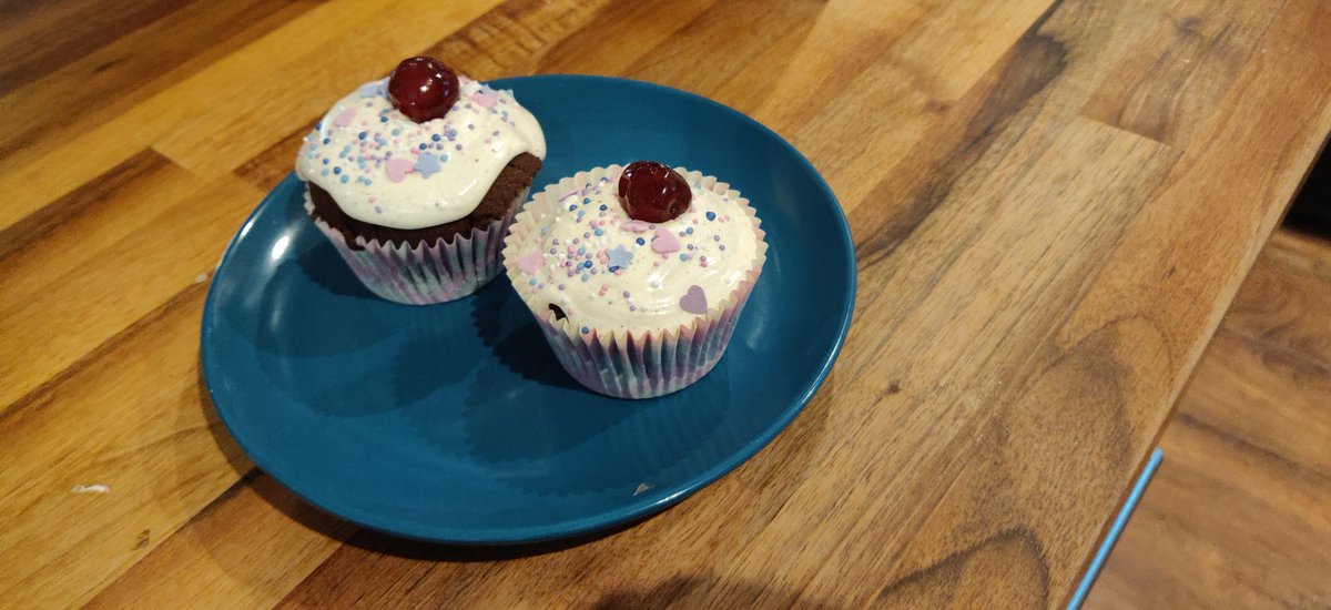 digibawb's tweet photo. I made cupcakes for @finallyMorgan 's birthday tomorrow! https://t.co/uTqTXV06Pd