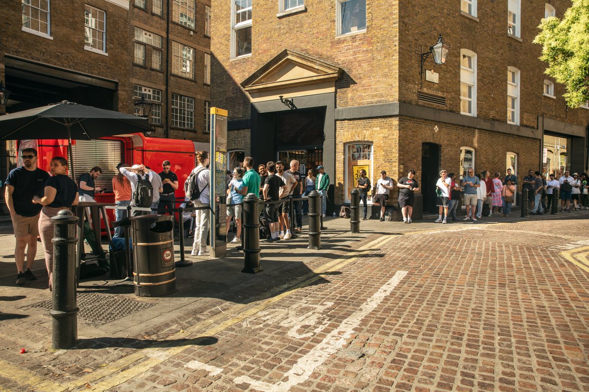 nothing's tweet image. The Nothing Kiosk dropped in London yesterday. Amazing turn out from our community. All here to get their hands on Phone (1).