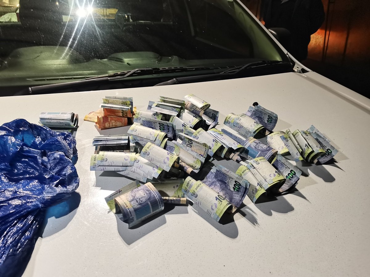 FaithMazibukoSA's tweet photo. Community Patrollers found a guy walking in Alex carrying R13300.

His explanation is that he wanted to steal R100 for a taxi from his mother, so that he could go to his girlfriend in Joburg. He realised that his mother would catch him, so he took the whole amount from her bag. https://t.co/RqNGPQfD8a