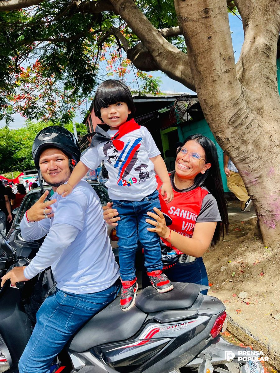 1/2 #Fotos📸| Con mucho amor la militancia sandinista participa de una gigantesca caminata para conmemorar el legado del Comandante Julio Buitrago, Padre de la Resistencia Urbana, al cumplirse el 53 aniversario del tránsito a la inmortalidad. 🇳🇮✊🏻🔴⚫🎉

#4319FuerzaDeVictorias