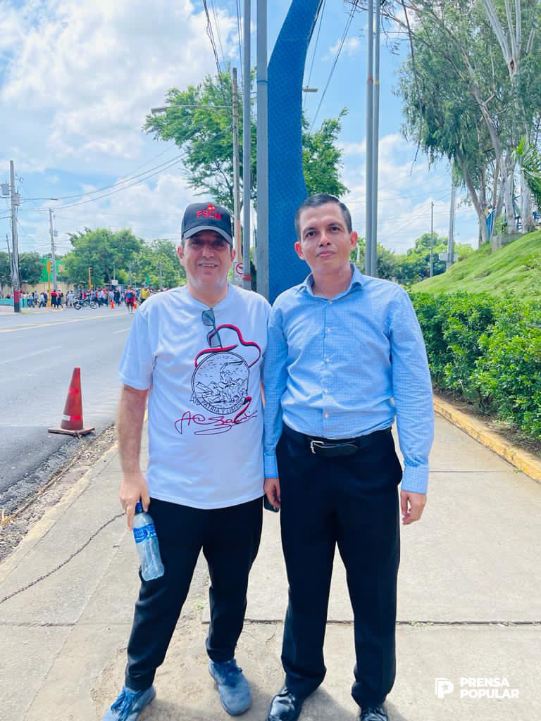 PrensaPopulr's tweet photo. 1/2 #Fotos📸| Con mucho amor la militancia sandinista participa de una gigantesca caminata para conmemorar el legado del Comandante Julio Buitrago, Padre de la Resistencia Urbana, al cumplirse el 53 aniversario del tránsito a la inmortalidad. 🇳🇮✊🏻🔴⚫🎉

#4319FuerzaDeVictorias https://t.co/W48xDNEhY3