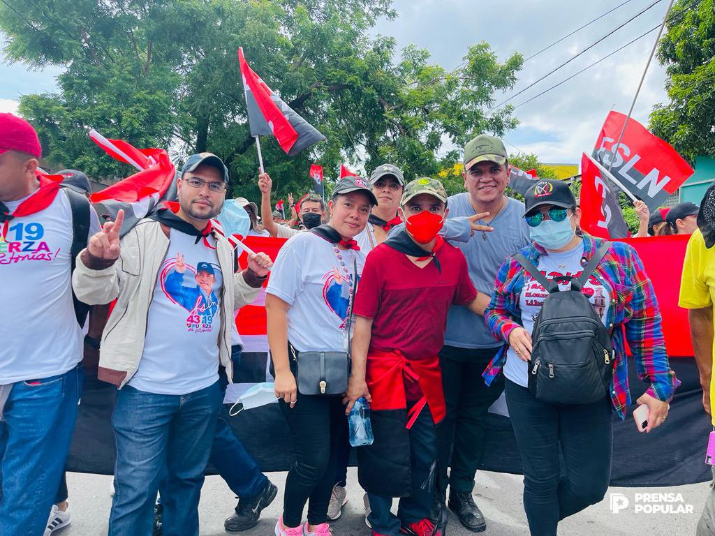 PrensaPopulr's tweet photo. 1/2 #Fotos📸| Con mucho amor la militancia sandinista participa de una gigantesca caminata para conmemorar el legado del Comandante Julio Buitrago, Padre de la Resistencia Urbana, al cumplirse el 53 aniversario del tránsito a la inmortalidad. 🇳🇮✊🏻🔴⚫🎉

#4319FuerzaDeVictorias https://t.co/W48xDNEhY3