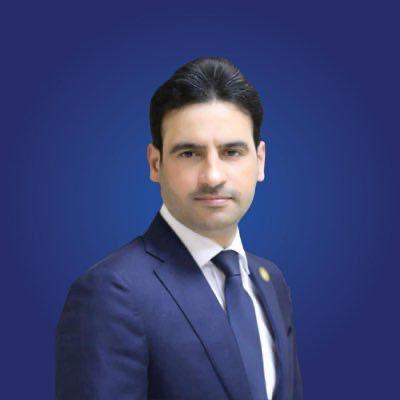 "كُلنا هارِبون يا صديقي، مِن الملل ومِن الأماكن ومِن الأشخاص، كُل مِنا لديه سببٌ للهروب مُختلف عنّ الآخر، ولكِن نحنُ مجتمعون في الهربّ مِن شيء ما"
#حسنين_لشيخ_عراقي