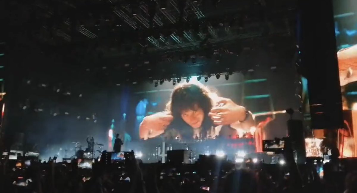 caseohcore_'s tweet photo. eddie munson on the big screen at a twenty one pilots concert. he is loved by so many https://t.co/vW81qNkmTM