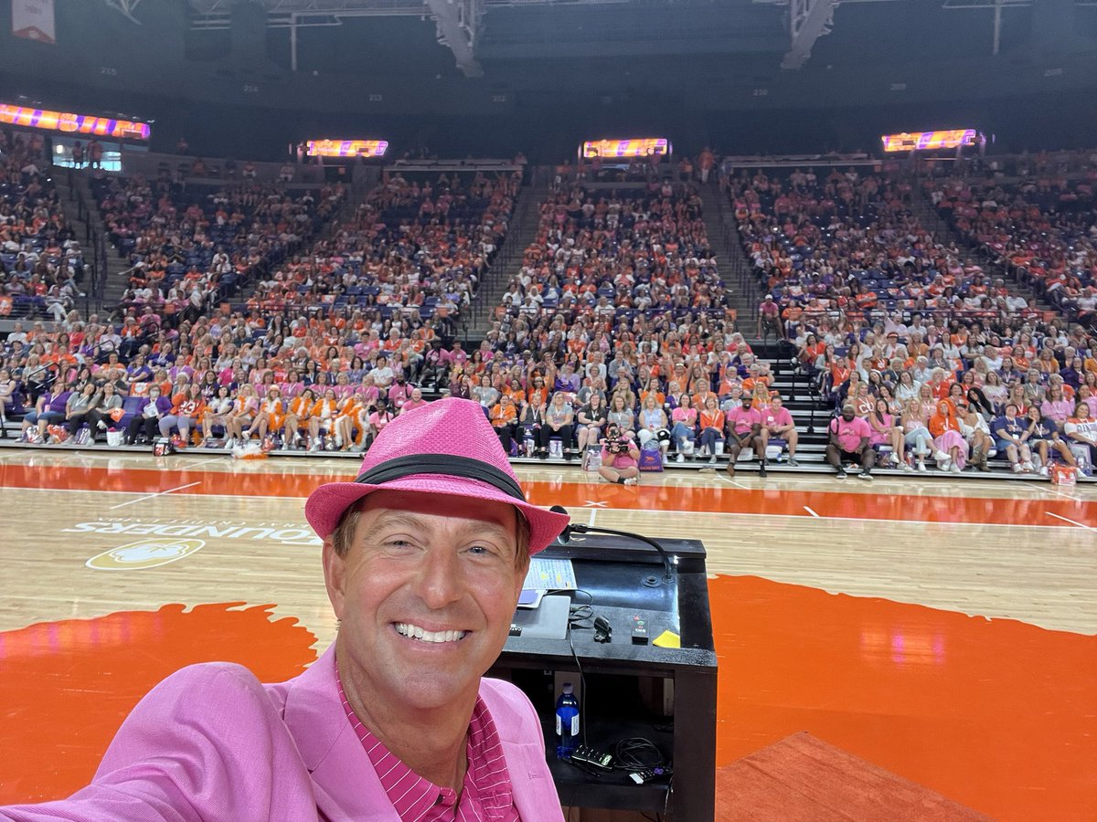 Clemson_Addict's tweet photo. Dabo with the 💦 https://t.co/lLFnuFgk2Z