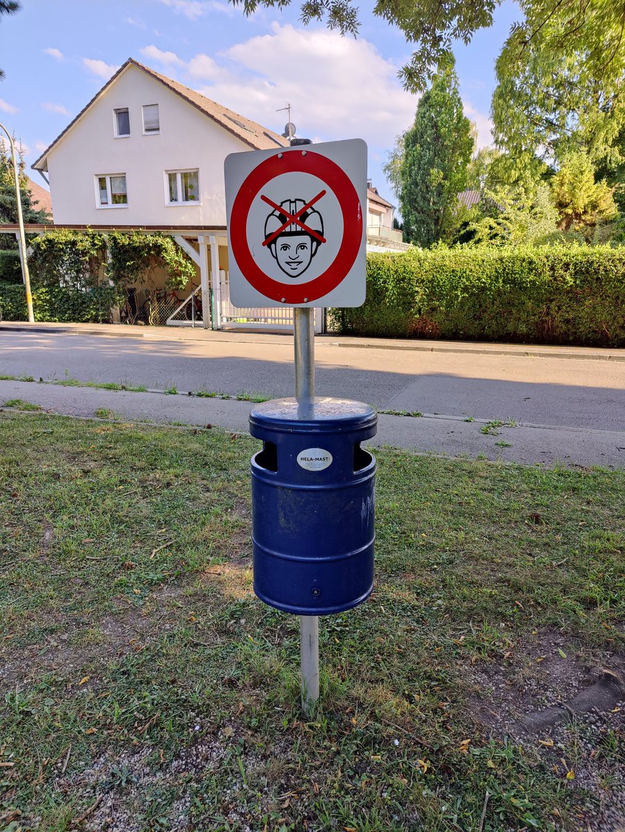 Kann mir irgendjemand diese Schild erklären? Keine Helme in den Papierkorb? Steht am Rand von nem Spielplatz und ich kapier's einfach nicht. #schilder