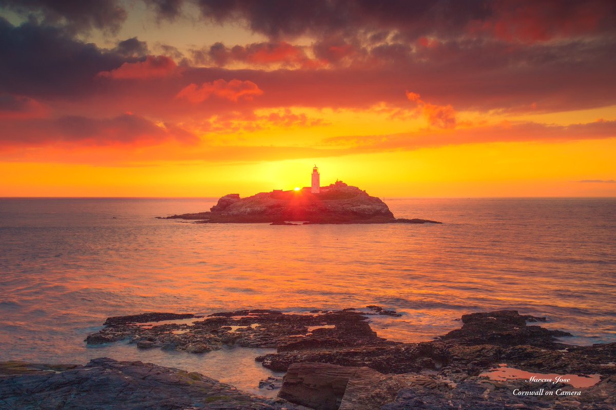 Sunset at Godrevy lighthouse.
#Cornwall #godrevylighthouse #sunset #PhotoOfTheDay #seascape